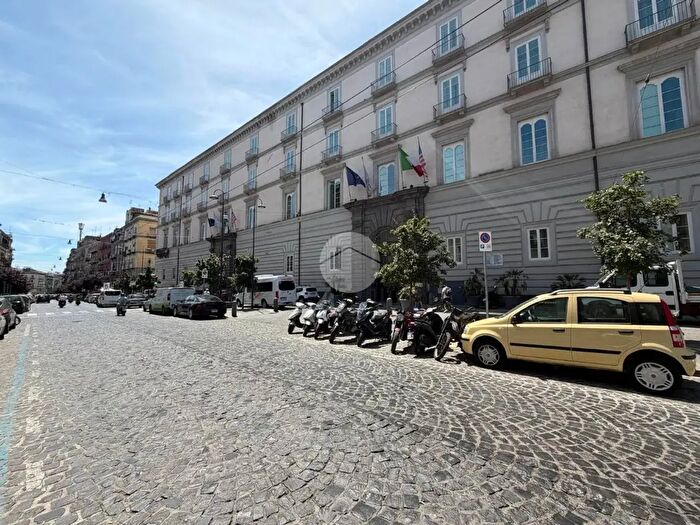 Appartamento quadrilocale in vendita in Via Carbonara, Napoli
