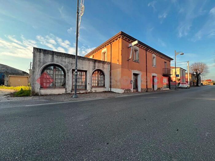 Casa con 10 locali in vendita in Via Croce, Oppeano