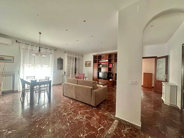 Appartamento con 5 locali in affitto in Appio Claudio Statuario, Roma