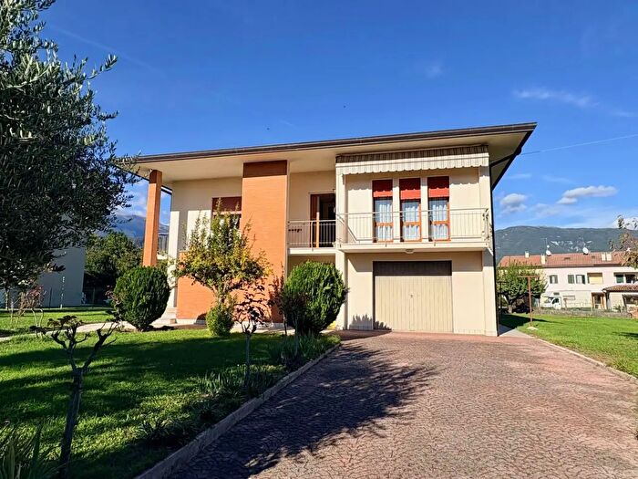 Casa con 8 locali in vendita in Via dei Furlani, Vittorio Veneto
