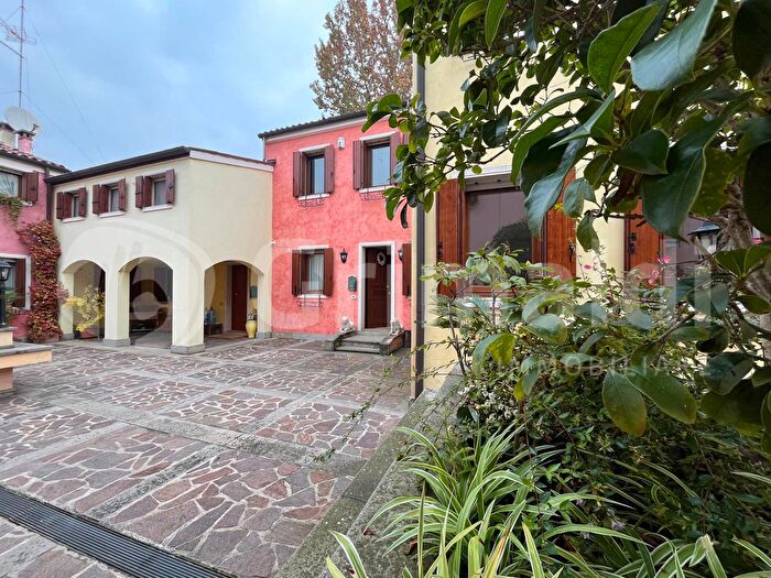 Casa con 6 locali in vendita in Via Euganea, Padova