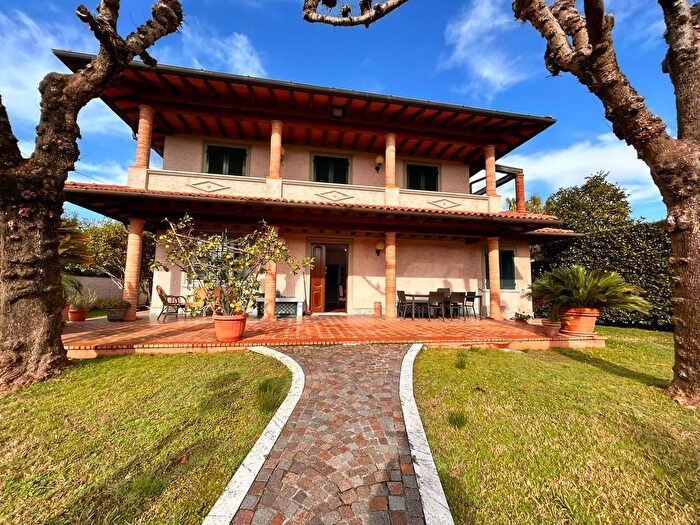 Casa con 7 locali in vendita in Forte Dei Marmi