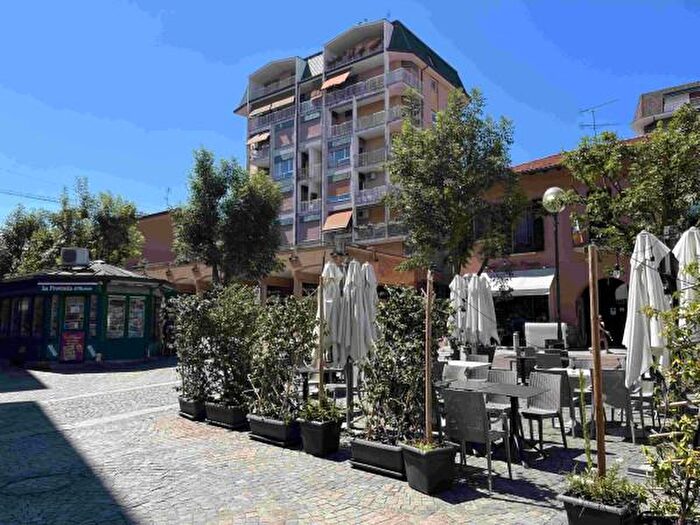 Appartamento quadrilocale in vendita in Via dellOlmo, Sesto Calende