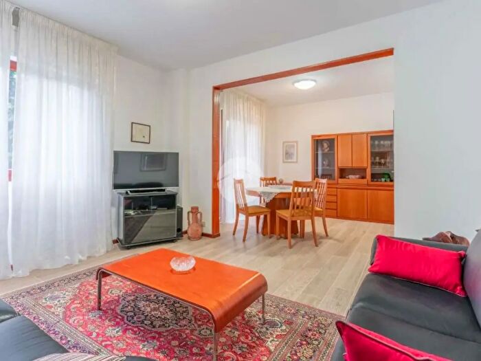 Appartamento quadrilocale in vendita in Via De Ruggiero Guido, Milano