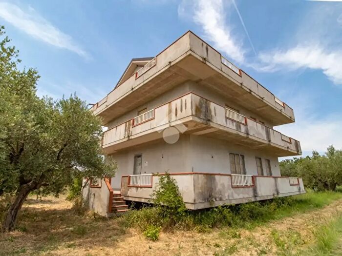 Casa con 10 locali in vendita in Strada Iachini, Chieti