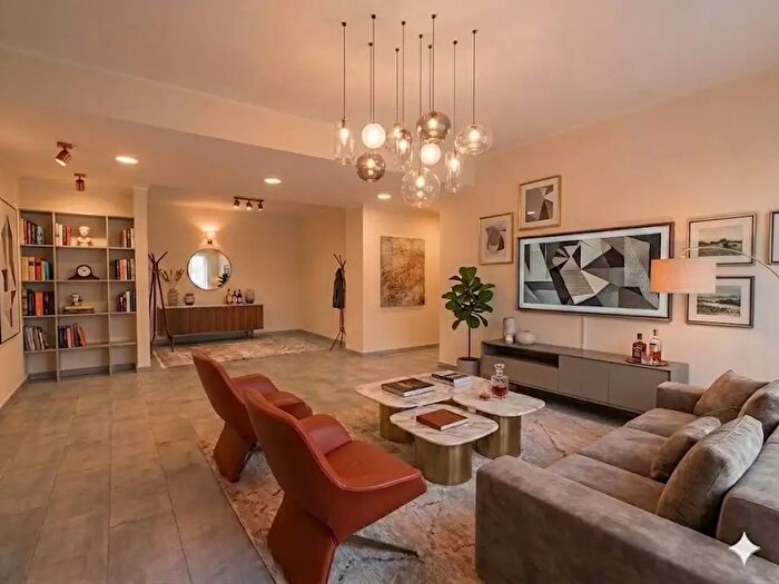 Appartamento con 6 locali in vendita in Via XX Settembre, Pistoia