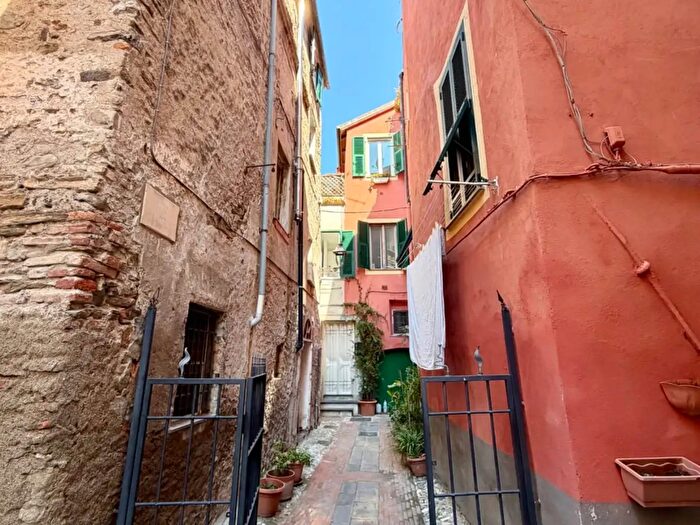 Appartamento trilocale in affitto in Vico Vadino, Albenga