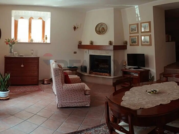 Casa con 9 locali in vendita in Ss, Opi