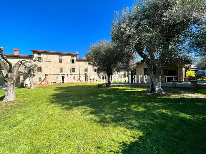 Casa con 11 locali in vendita in Seravezza