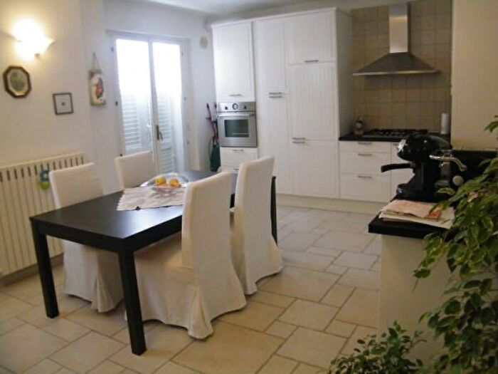 Casa con 6 locali in vendita in Piazza Santa Maria, Belvedere Ostrense