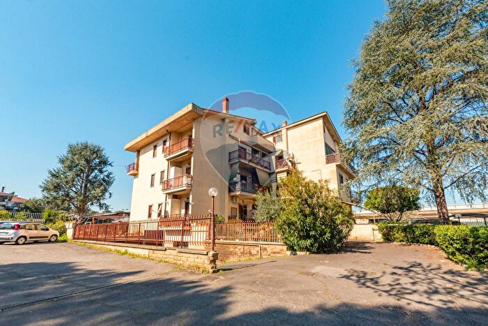 Appartamento trilocale in vendita in Via Ponte del Pantano, Roma