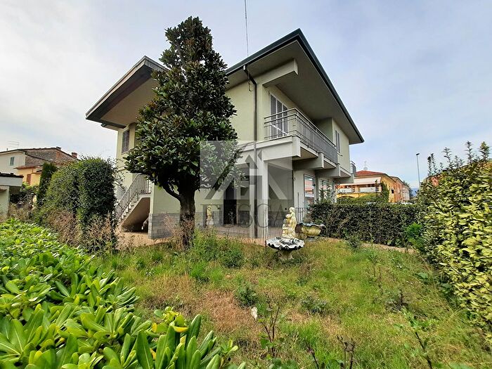 Casa con 6 locali in vendita in Traversa III Via Romana, Lucca