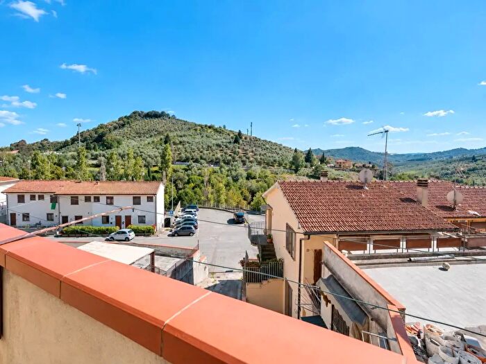 Appartamento quadrilocale in vendita in Via nella Borchi, Carmignano