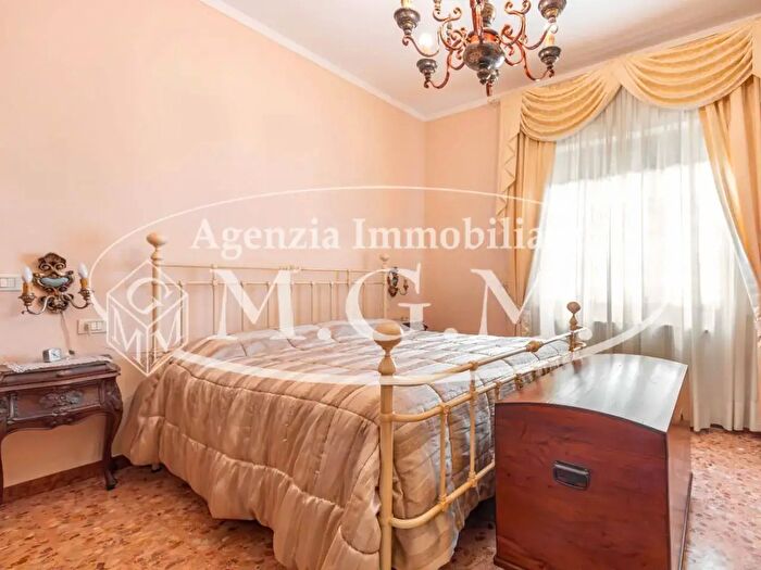 Casa con 8 locali in vendita in Santa Maria A Monte