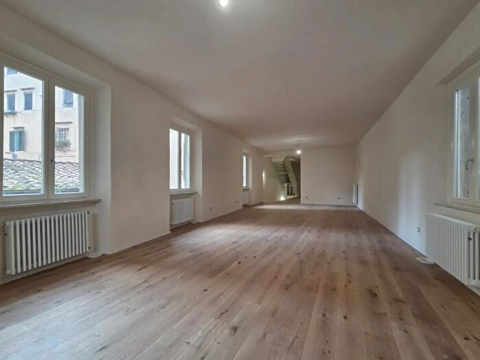 Casa con 5 locali in vendita in Lucca