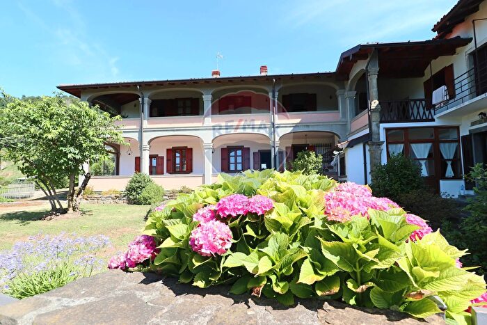 Casa con 8 locali in vendita in Via N Rezzara, Pontida