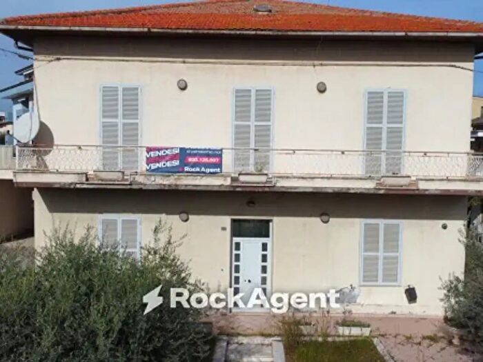Casa con 6 locali in vendita in Via Luigi Migliori, Giulianova