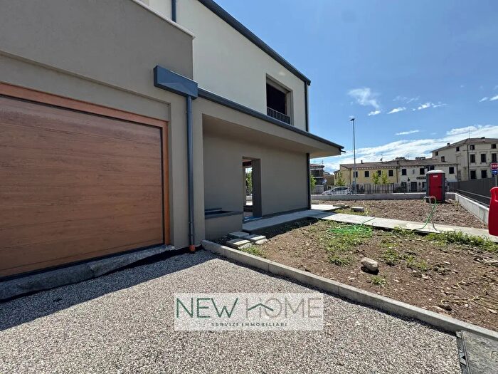 Casa quadrilocale in vendita in Via San Giovanni Luaptoto, Verona