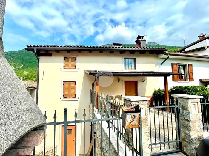 Casa con 9 locali in vendita in Località Vilmezzano, Caprino Veronese