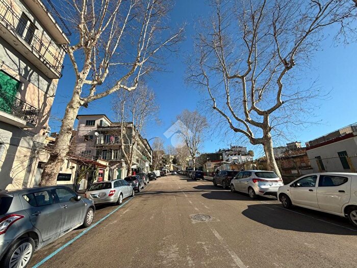 Appartamento trilocale in vendita in Via Giovanni Pascoli, Napoli