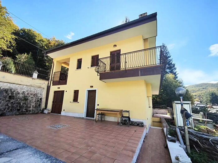 Casa con 6 locali in vendita in Bagnoli Irpino
