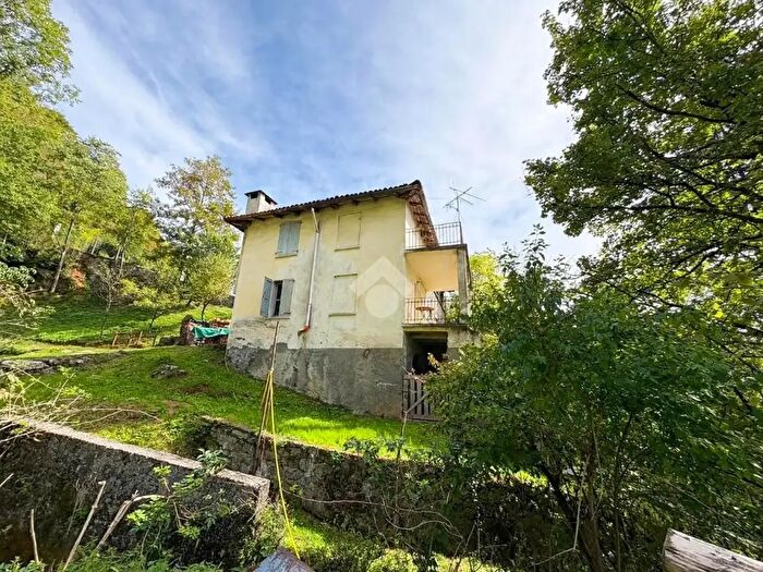 Casa con 7 locali in vendita in Via S Lorenzo, Gandino