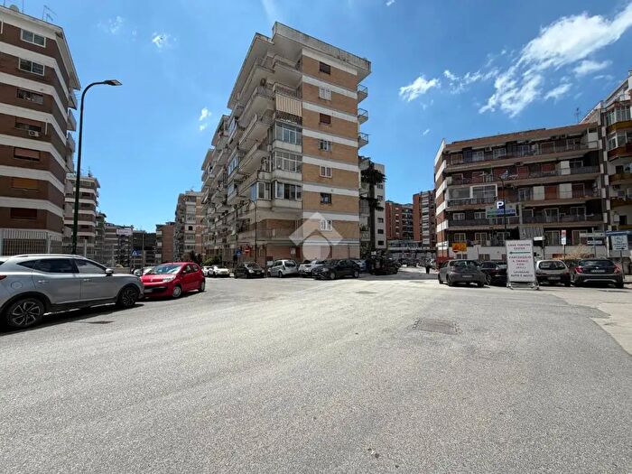 Appartamento con 5 locali in vendita in Via Scipione Bobbio, Napoli
