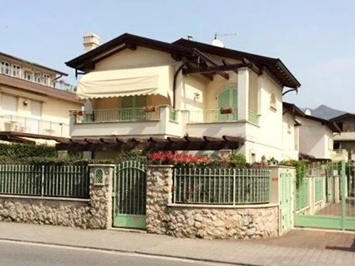 Casa quadrilocale in affitto in Montignoso