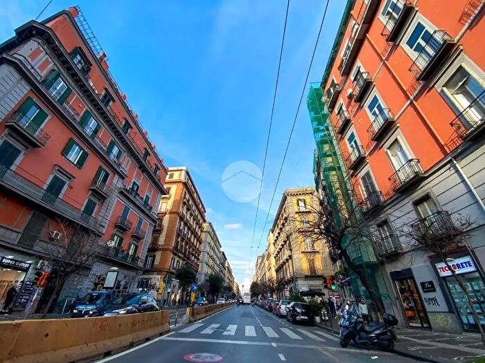 Appartamento con 6 locali in vendita in Vico I Piazza Larga, Napoli
