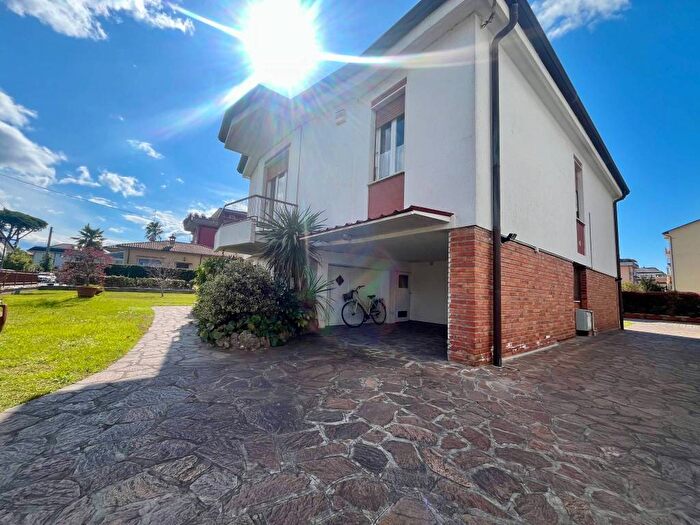 Appartamento quadrilocale in affitto in Marina di Massa Centro, Massa