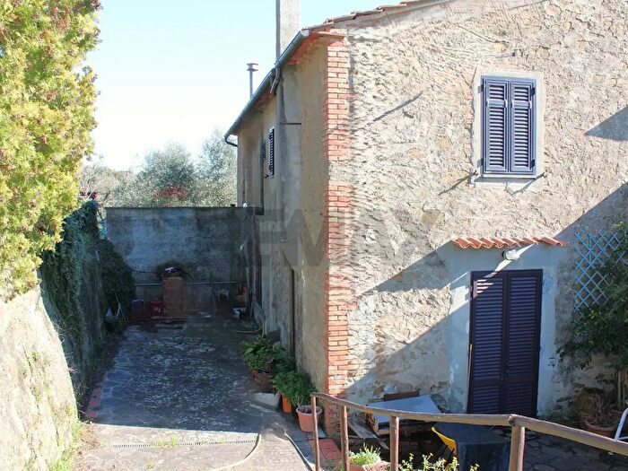 Casa quadrilocale in vendita in Via Carmignanese, Vinci