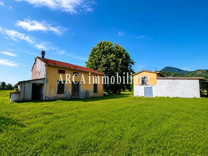 Casa con 12 locali in vendita in Pietrasanta
