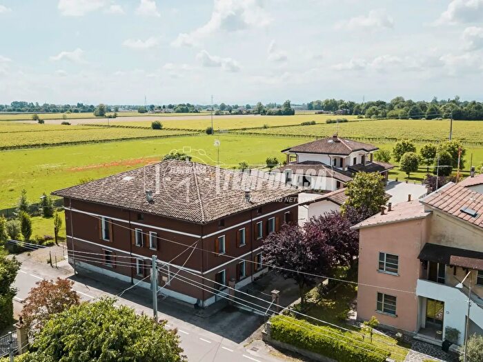 Casa con 8 locali in vendita in Via San Pellegrino, Correggio