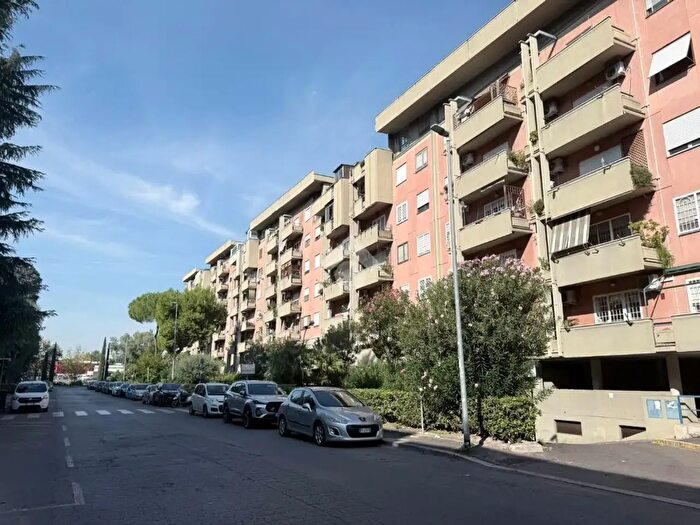Appartamento quadrilocale in vendita in Via Francesco Ferraironi, Roma
