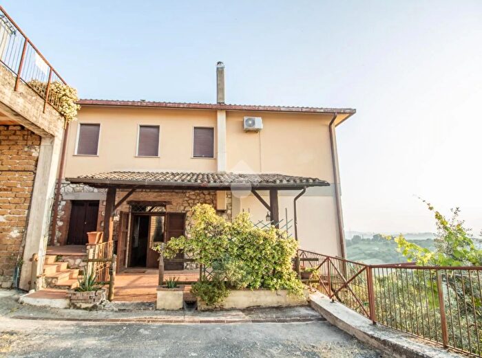 Casa quadrilocale in vendita in Via Roma, Casperia