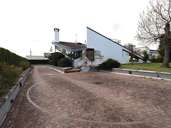 Casa con 7 locali in vendita in Str Castelletto, Roncoferraro