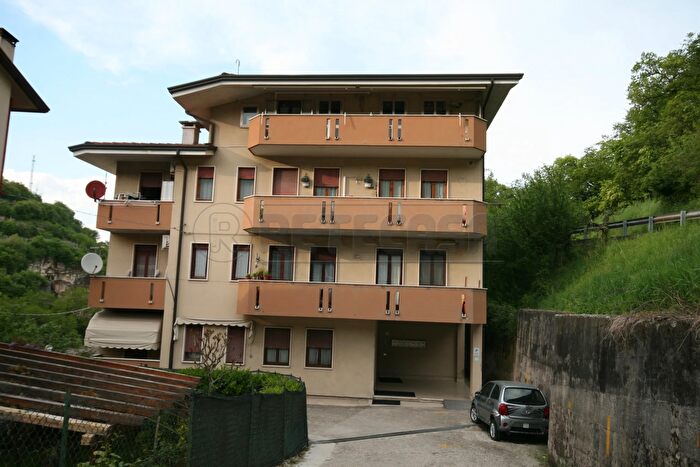 Appartamento con 6 locali in vendita in Via Campanile, Chiampo