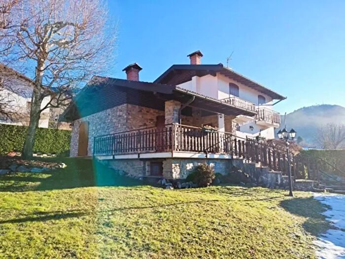 Casa con 6 locali in vendita in Via al Fareè, Centro Valle Intelvi