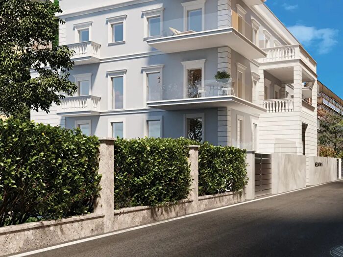Appartamento con 7 locali in vendita in Via Luigi Mercantini, Genova