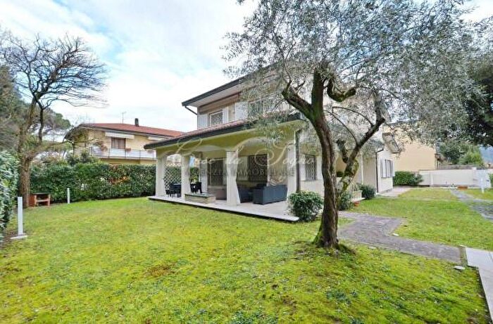 Casa con 6 locali in vendita in Via Firenze, Massa