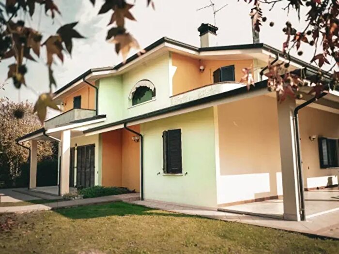 Casa con 6 locali in vendita in Via della Fornace, Quistello