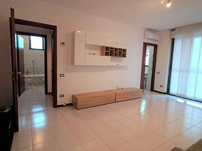 Appartamento trilocale in affitto in Via Adele Zoagli, Vialba, Milano