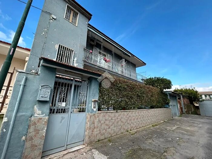 Casa con 7 locali in vendita in Via I Traversa Avellino, Casoria