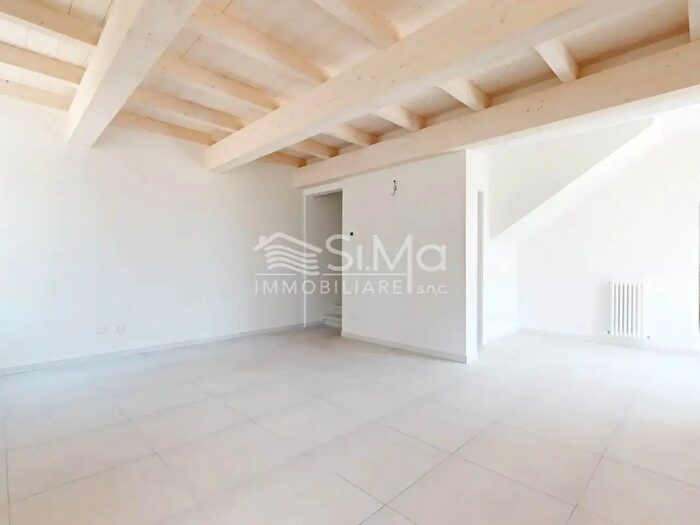 Casa quadrilocale in vendita in Cento
