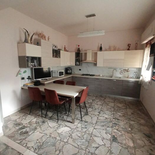 Casa con 8 locali in vendita in Montopoli In Val DArno