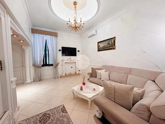 Appartamento quadrilocale in vendita in Via Pallonetto Santa Lucia, Napoli