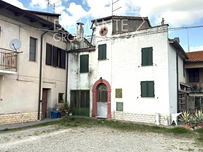 Casa quadrilocale in vendita in Castiglione Del Lago
