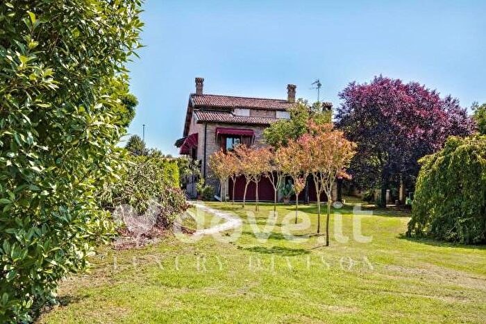 Casa con 6 locali in vendita in Via Vittorio De Sica, Ferrara