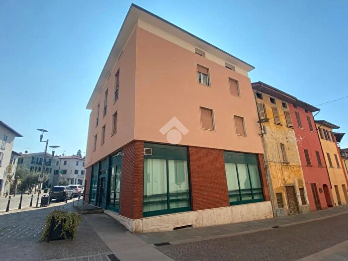 Casa con 6 locali in vendita in Via Roma, Marone