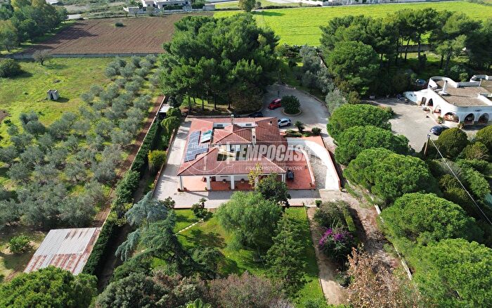 Casa con 5 locali in vendita in Via Case Sparse Petrazziedori Snc, Lizzanello